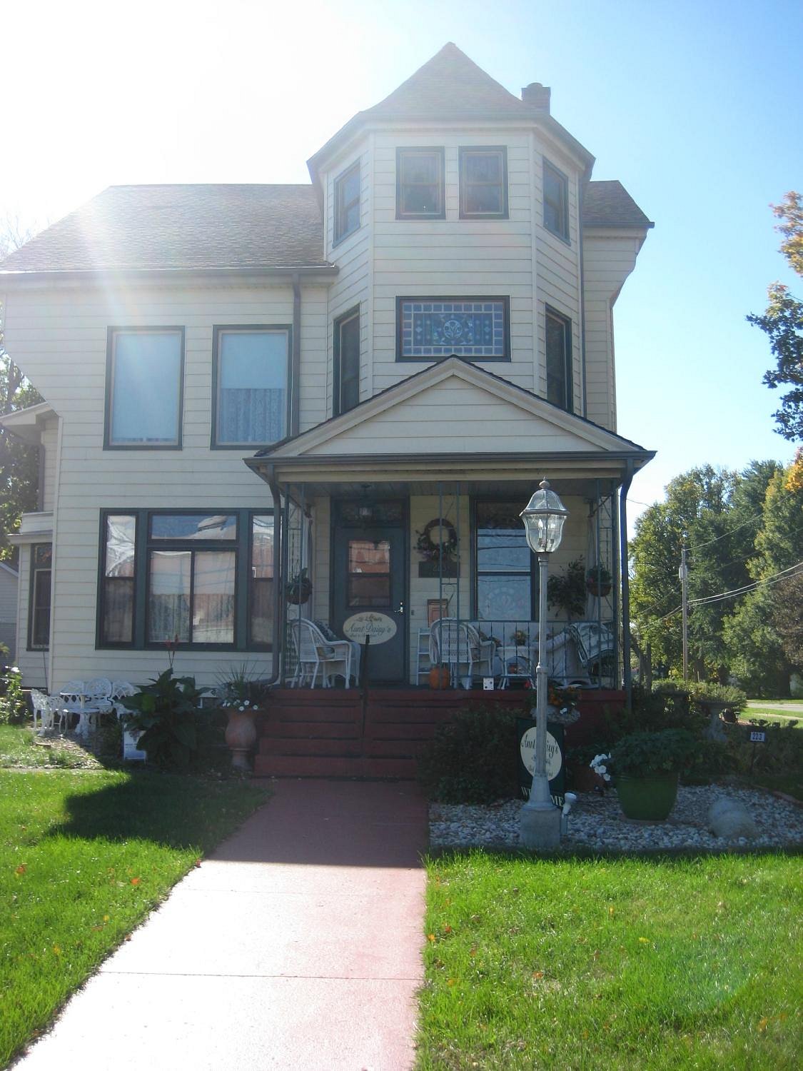 Aunt Daisy’s Bed & Breakfast